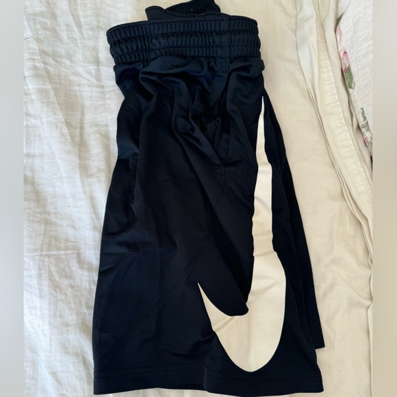 Nike Dri Fit shorts size medium - Picture 3 of 4